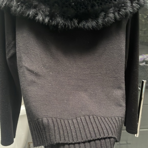 Gaby & Eden black sweater with fur-trimmed crochet shawl/cold shoulder collar - Picture 7 of 7